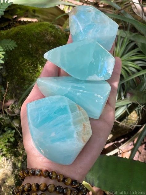 Aqua Marine Crystal, Calm And Peace, Beach Inspired Decor, Caribbean Calcite, Crystal Vibes, Crystal Aesthetic, Pretty Rocks, Crystal Therapy, Cool Rocks