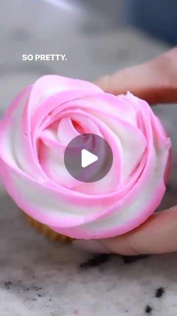 Frosting A Cupcake, Frost A Cupcake, How To Ice Cupcakes, Rose Baking, Cupcake Videos, Vanilla Cupcake Recipe, How To Make Icing, How To Make Cupcakes, Cupcake Icing