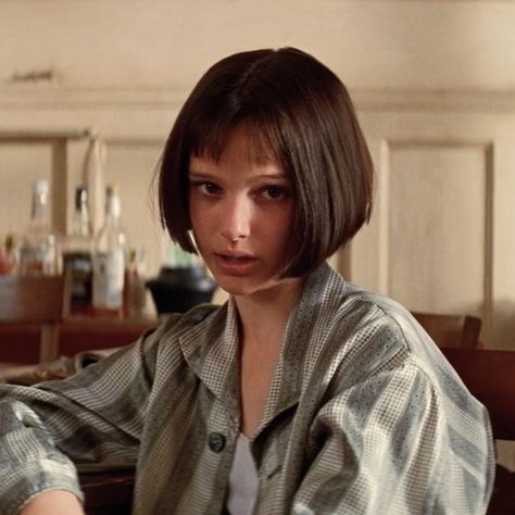 Natalie Portman The Professional, Natalie Portman Mathilda, Leon The Professional Mathilda, Natalie Portman Leon, 90s Model Aesthetic, Mathilda Lando, The Professional Movie, Vintage Film Photography, Leon The Professional