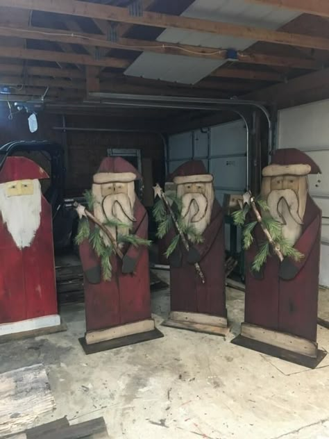 Primitive Country Christmas Porch Decorating Ideas, Spindle Santas, Santa Fence Board, Rustic Santa Wood, Primitive Santa Painting, Old World Santas Painted On Wood, Primitive Country Christmas, Wooden Santa, Wooden Christmas Decorations