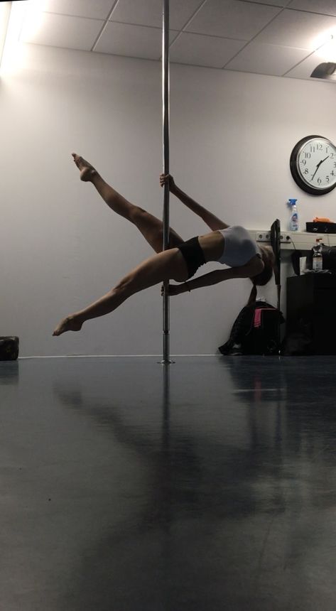 Pole Dance Poses Beginner, Exotic Dancer Aesthetic, Pole Photoshoot Poses, Pole Dance Photoshoot, Pole Dance Aesthetic, Pole Dance Poses, Pole Aesthetic, Pole Poses Photo Shoots, Pole Photoshoot