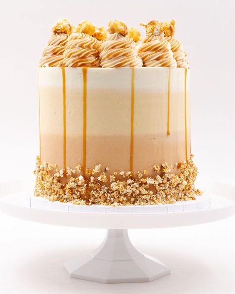 Caramel Popcorn Cake, Caramel Cake Decoration, Cake Popcorn, Latte Cake, Popcorn Toppings, Buttercream Designs, Popcorn Cake, Edible Flowers Cake, Salted Caramel Cake