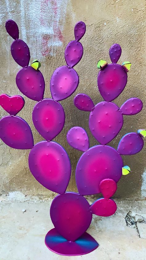 Metal Cactus Decor, Diy Desert Decor, Metal Yard Art Ideas, Metal Cactus Yard Art, Metal Cactus, Metal Flowers Garden, Dia De Los Muertos Decorations Ideas, Cactus Craft, Mexican Fiesta Party