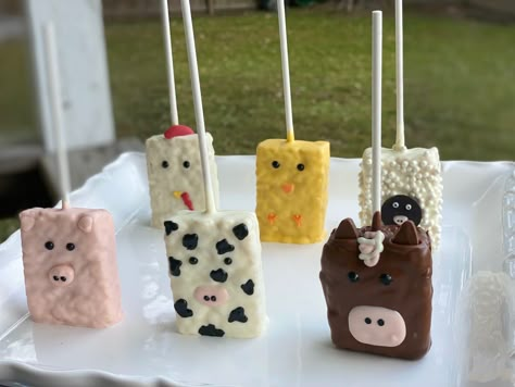 Farm Theme Birthday Desserts, Farm Theme Lunch Ideas, Farm Cake Pops Animals, Farm Animal Rice Krispie Treats, Farm Rice Krispie Treats, Farm Treat Table, Charcuterie Board Farm Theme, Farm Candy Table, Cow Rice Krispie Treats