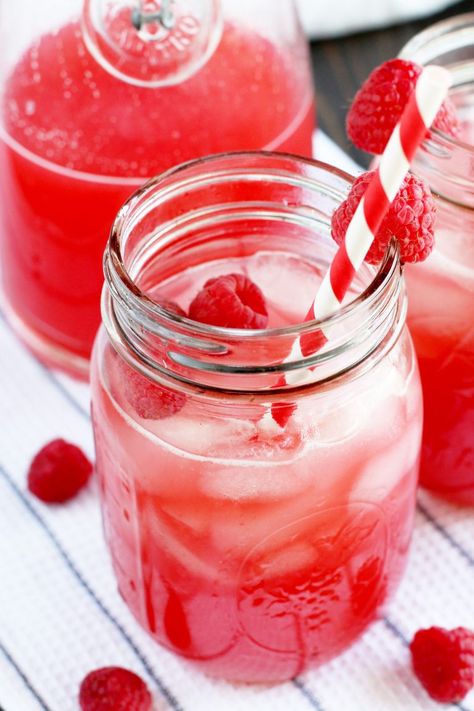 Raspberry Vodka Lemonade is just the fruity cocktail you need to quench that thirst this summer. With fresh raspberry juice and lemon juice, this lemonade is what you’ll want to cool off every single day! #summer #recipe #cocktail | cakenknife.com Smirnoff Raspberry, Drunken Monkey, Vodka Mojito, Lemonade Cocktail Recipe, Vodka Punch, Cafe Drinks, Alcoholic Punch Recipes, Simply Lemonade, Keto Cocktails