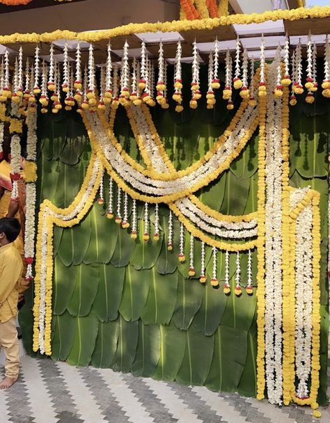 Pelli Mandapam Decoration Telugu, Pasupu Kottadam Decoration, Pellikuthuru Decoration, Vratham Decoration, Diy 1st Birthday Decorations, Indian Baby Shower Decorations, Leaf Decor Wedding, Haldi Decoration, Small Wedding Decor