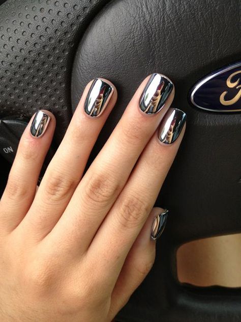 55 Gorgeous Metallic Nail Art Designs | Art and Design Ongles Gel Violet, Black Chrome Nails, Metallic Nails Design, Metallic Nail Art, Metallic Nail Polish, Chrome Nails Designs, Latest Nail Trends, Mirror Nails, Silver Nail