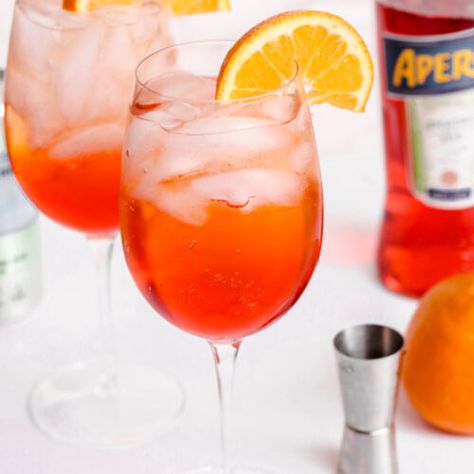 Italian Aperol Spritz Recipe, How To Make Aperol Spritz, Drinks With Aperol, Aperol Cocktail Recipes, Mediterranean Dinner Party, Buffett Ideas, Lemon Cocktails, Aperol Drinks, Cocktail Contest