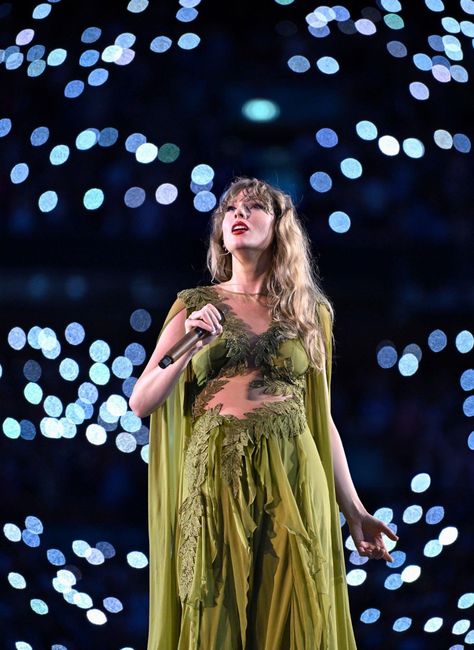 Taylor Swift Full Body Pic, Eras Tour Folklore, Harry Styles Outfit, Evelyn Hugo, Taylor Swift New, Swift Tour, London Night, Taylor Swift Cute, London Tours