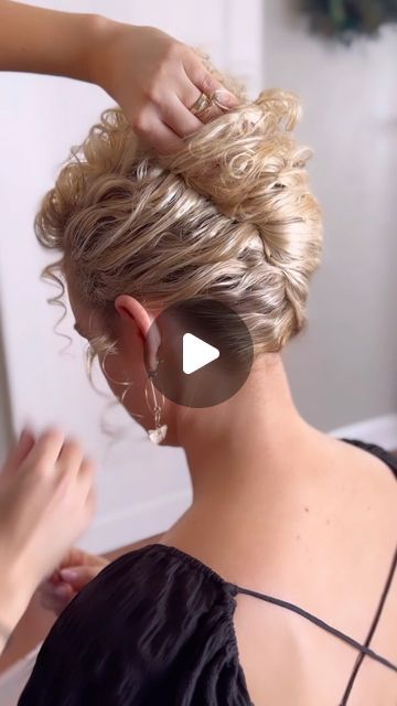 Natural Curl Upstyle, Long Curly Updo Natural Curls, French Twist With Curly Hair, Hair Claw Clip Hairstyles Curly, Thick Curly Hair Updo Easy, French Twist On Curly Hair, Curly Bun Updo Tutorial, Curly Hairstyles For Office, Curly Hair Low Updo