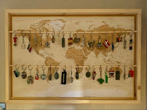 Keychain Board, Key Ring Display Ideas, Key Ring Display, Keychain Souvenir Display, Keyring Collection Display, Souvenir Wall, Travel House Decor, Memory Decorations Ideas, Travel Wall Ideas Home Decor