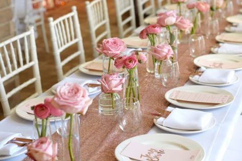 Table Setting Bridal Shower Simple, Rose Gold Party Table Set Up, Table Decor Bridal Party, Rosé Party Theme, Rose Gold Brunch Decor, Bridal Shower Guest Table Decor, Brunch And Bubbly Bridal Shower Decor Table Settings, Bridal Shower Rose Theme, Bridal Shower Table Setting Simple