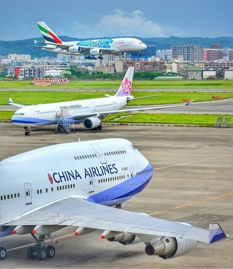 Airbus A380 Emirates, A380 Emirates, Emirates A380, Plane Art, 747 400, China Airlines, Pilots Aviation, Air China, Jumbo Jet