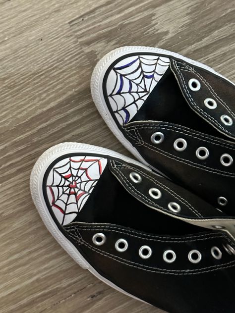 How To Draw Spider Webs On Shoes, Spider Converse Drawing, Converse Spider Web Design, Cute Things To Draw On Your Converse, Spider Man Converse Drawing, Spider Webs On Converse, Spiderman Converse Drawing, Spider Man Shoes Converse, Converse Spider Web