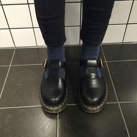 Dr Martens Polley, Dr Martens Mary Janes, Dr Martens Outfit, Doc Martens Outfit, Ugly Shoes, Shoe Inspo, Looks Street Style, Looks Black, Socks And Sandals