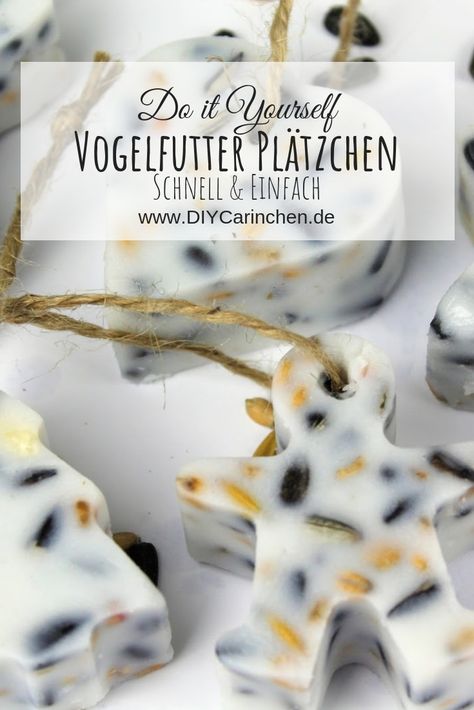 Anzeige: DIY selbstgemachtes Vogelfutter mit Plätzchenformen + Anleitung:  DIY, Basteln, Selbermachen, Meisenknödel, Fettfutter, Weichfutter, Deko, Dekoration, Dekorationsidee, Weihnachtsdekoration, Winterdekoration, Gartendekoration, Vogelfutter, Tierfutter, Vogelfutterplatz leichte / einfache Bastelidee, Tutorial Diy Hanging Shelves, Soft Food, Wine Bottle Diy Crafts, Diy Birds, Fat Foods, Wine Bottle Diy, Bird Food, Cookie Molds, Mason Jar Crafts