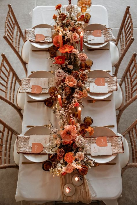 Rustic Fall Wedding Place Setting, Terracotta Wedding Circle Table, Rustic Orange Wedding Decor, Wedding Table Set Up, Fall Flowers Wedding, Easy Thanksgiving Table Decor, Simple Thanksgiving Table Decor, Thanksgiving Table Decor Ideas, Fall Wedding Reception