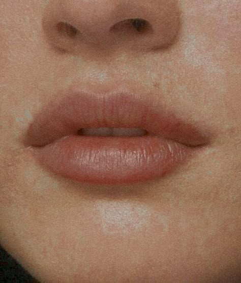 Medium Size Lips, Downturn Lips, Wide Lips Shape, Lip Makeup For Small Lips, Down Turned Lips, Small Plump Lips, Pouty Lips Aesthetic, Heavy Upper Lip, Full Lips Natural