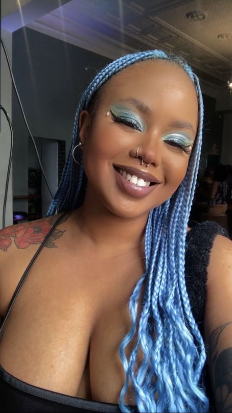 Light blue box braids with blue eye makeup. @Adillxh Periwinkle Box Braids, Icy Blue Braids, Light Blue Braids For Black Women, Light Blue Knotless Braids, Blue Braids Black Women, Light Blue Box Braids, Box Braids With Blue, Blue And White Braids, Blue And Blonde Braids