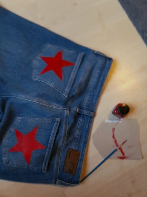 I painted red stars on the back pockets of my jeans <3 Painted Jorts Ideas, Diy Paint Pants, Pants Painting Ideas, Kidcore Clothes, Paint Clothes, Pants Diy, Bleaching Clothes, Diy Clothes Accessories, Painted Shorts