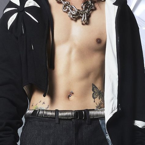 Navel Piercing Men, Belly Piercing Men, Men With Belly Button Piercings, Male Belly Button Piercing, Male Piercings, Piercing Men, Piercings Ideas, Button Piercing, Nakamoto Yuta