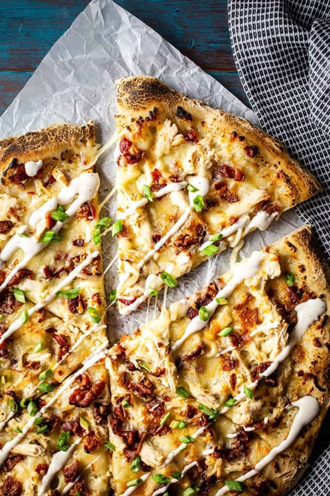 Homemade Chicken Bacon Ranch Pizza: My kids go crazy for this! So easy to make in less than 30 minutes! Chicken Bacon Ranch Flatbread Pizza, Chicken Ranch Pizza Recipe, Chicken Bacon Ranch Flatbread, Chicken Ranch Pizza, Barbecue Chicken Pizza Recipe, Specialty Pizza, Bacon Ranch Pizza, Pizza Recipe Easy, Easy Pizza Recipes