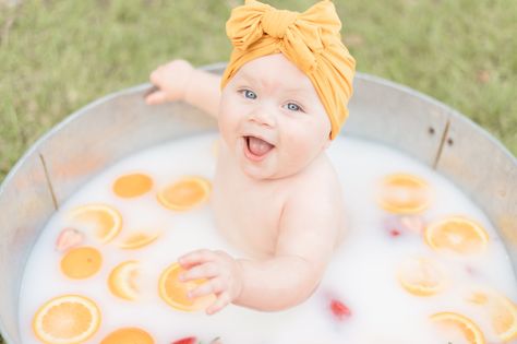 Milk Bath Baby Photoshoot, Lemon Milk Bath, Baby Picture Ideas, Baby Milk Bath, 6 Month Baby Picture Ideas, Photo Bb, Monthly Baby Pictures, 1st Birthday Photoshoot, First Birthday Pictures