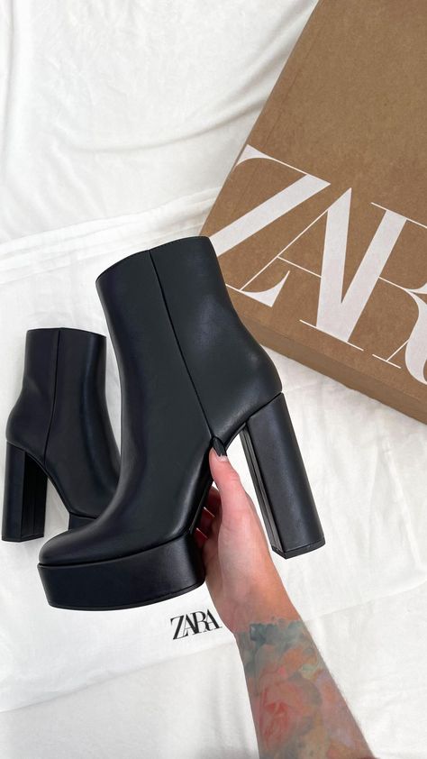 Zara Platform Boots, Zara Heels Outfit, Botines Aesthetic, Zara Outfit Women, Zara Clothes Women, Cute Shoes Black, Zara Fits, Heeled Platform Boots, Black Ankle Boots Outfit