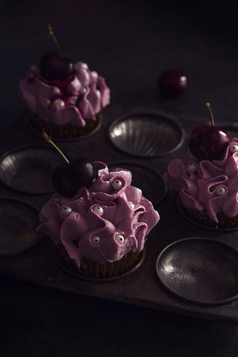 Goth Cupcakes, Dark Desserts, Cheesecake Fruits Rouges, Dark Cupcakes, Goth Food, Cute Halloween Food, Monster Food, Fruit Cupcakes, Fruit Pastries