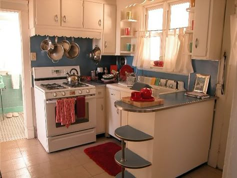 Super cute, retro 1950's kitchen. White cabinets, with red or green instead of blue? Pots & pans hung right there above the stove? Yes please, this is an image to hold on to. 1950 Kitchen, Grass Backyard, Shabby Kitchen, 50s Kitchen, Retro Kitchens, Atomic Design, Redecorating Ideas, 1950s Kitchen, Kitchens Design