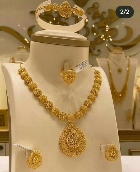 Dubai Gold Jewelry, Maang Tika, Unique Gold Jewelry Designs, Delicate Gold Jewelry, Gold Jewels Design, Choker Necklace Designs, New Gold Jewellery Designs, Pretty Jewelry Necklaces, Gold Necklace Indian Bridal Jewelry