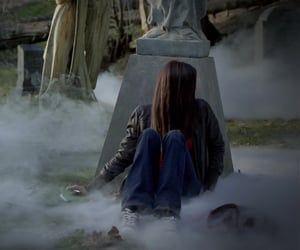 Tvd Season 1, Vampire Diaries Season 1, Graveyard Girl, Elena Gilbert Style, Tvd Aesthetic, Vampire Diaries Seasons, Vampire Diaries Wallpaper, 1 Aesthetic, Dark Grunge