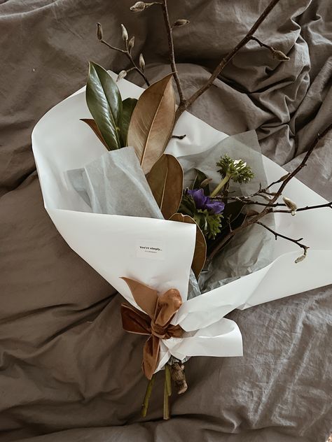 Flower Bouquet Minimal, Sustainable Bouquet, Small Bouquet Wrapping, Flower Delivery Aesthetic, Bouquet Packaging, Minimalist Dried Flower Bouquet, Bouquet Bag Packaging, Fresh Flower Bouquets, Balloon Stands