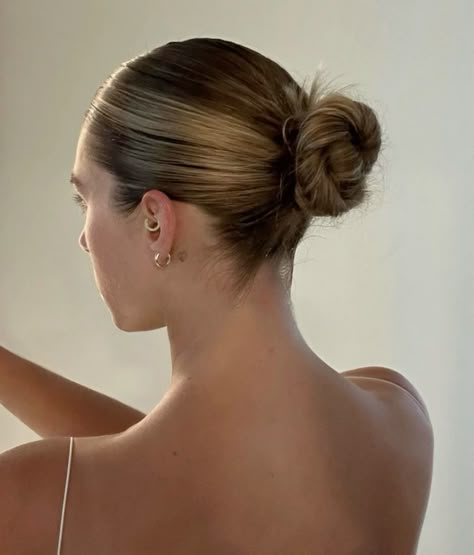 Simple Wedding Hair Updo Elegant Bun, Slick Bun Aesthetic, Skick Back Bun, Slicked Back Braided Bun, Aesthetic Slick Back Hair, Clean Girl Slick Back Bun, Slicked Back Bun Hairstyles, Slick Back Bun Brown Hair, Clean Slick Back Hair