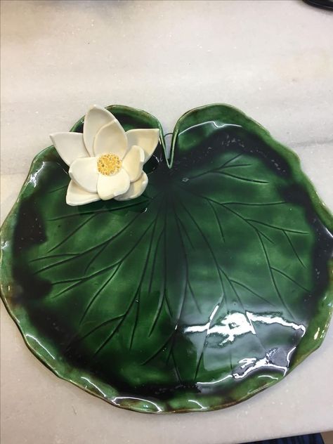 Clay Lilly Pad Flower, Water Lily Ceramic, Lily Pad Ceramic Bowl, Pottery Lotus Flower, Lily Pad Pottery, Flower Ceramics Ideas, Ceramic Lily Pad, Lotus Flower Pottery, Lotus Flower Ceramic