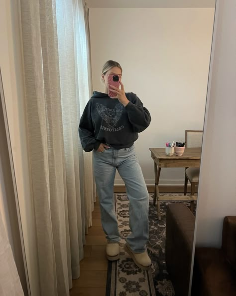 Hoodie And Uggs Outfit, Jeans With Uggs Outfit, Jeans And Sweatshirt, Peacoat Outfit, Ootd Hoodie, Jeans Boots Outfit, Bre Sheppard, Ootd Mirror, Jeans And Hoodie