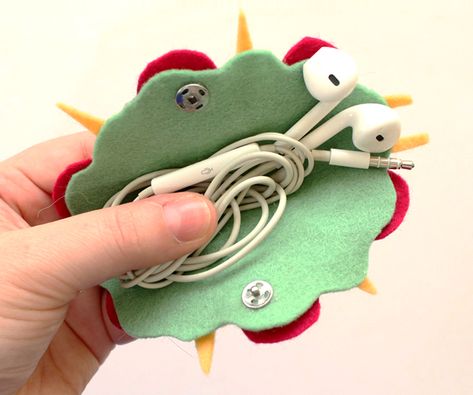 Felt Taco - DIY earphones holder - No sewing tutorial by 2 Cats & 1 Doll (YouTube) Felt Taco, Kawaii Felt, Earbud Holder, Earphones Holder, Felt Crafts Patterns, Hand Sewing Projects, Felt Crafts Diy, 2 Cats, Costura Diy