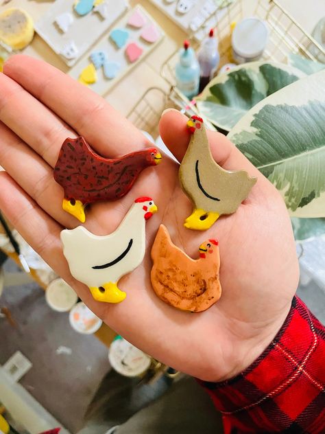 Chicken Gifts Diy, Bird Ceramics Ideas, Chicken Magnet, Chicken Clay, Clay Fridge Magnets, Clay Fridge, Magnet Ideas, Ceramic Magnets, Clay Pins