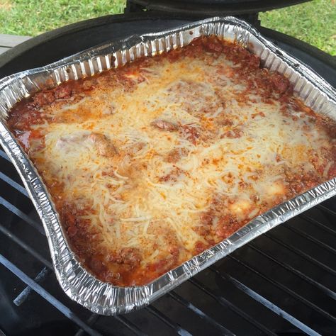 How to Make Lasagna on the Big Green Egg | Big Green Egg Blog Amish Bread Starter Recipes, Smoked Lasagna, Smoked Dinner, Bge Recipes, Asparagus And Potatoes, Kamado Joe Recipes, Kamado Grill Recipes, Egg Bbq, Barrel Smoker