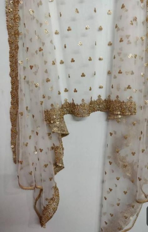 Glitter n Shimmer in this gold net duppatta . Dupatta Designs Ideas, Duppattas Designs Ideas, Gold Dupatta, Bridal Dupatta, Suit Salwar, Girls Party Wear, Lehenga Suit, Pakistani Fashion Party Wear, Wedding Saree Indian