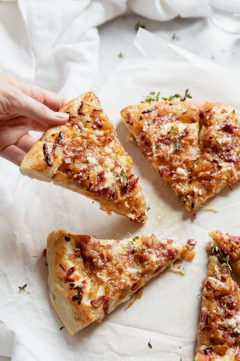 Caramelized Onion Pizza, Fancy Pizza, Pizza Oven Recipes, Onion Pizza, Bacon Pizza, Broma Bakery, Making Homemade Pizza, Flatbread Pizza, Caramelized Onion