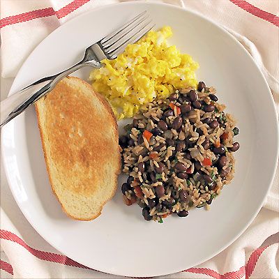 Gallo Pinto y Huevos-Costa Rican breakfast (With Salsa Lizano Sauce).. DELICIOSOOOOO! Costa Rica Breakfast, Costa Rican Breakfast, Costa Rican Food, Gallo Pinto, Weekday Breakfast, Costa Rican, Latin Food, Tourist Information, Pinto Beans