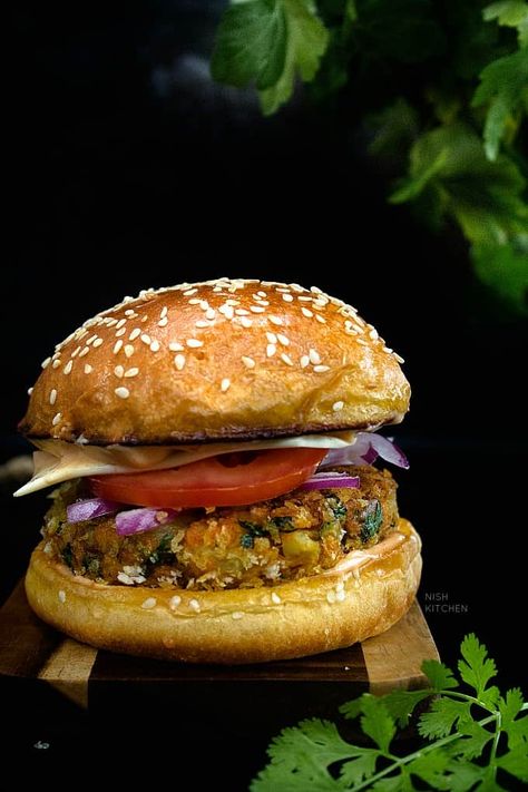 Aloo Tikki Burger | Spiced Potato Burger | Video | Nish Kitchen Aloo Patty Burger, Veg Cheese Burger, Aloo Burger, Grilled Fruit Dessert, Aloo Tikki Burger, Burger Video, Grilled Potato Recipes, Grilled Fruit Recipes, Pizza Tree