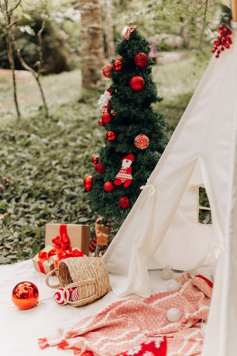 Teepee Tent Christmas Photoshoot, Teepee Photo Shoot Mini Sessions, Christmas Picnic Photoshoot, Christmas Minis Setup, Teepee Christmas Photo Shoot, Christmas Teepee Photoshoot, Christmas Mini Set Up Outdoor, Christmas Mini Sessions Outdoor Setup, Tent Christmas Tree