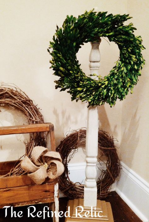 Repurposed table leg wreath holder.  A perfect way to display Christmas wreaths, stockings and other Christmas decor. Spindals Repurposed Diy Projects, Repurposed Spindles, Spindles Repurposed, Spindle Projects, Spindle Ideas, Thrift Flipping, Repurposed Table, Festival Tips, Spindle Crafts