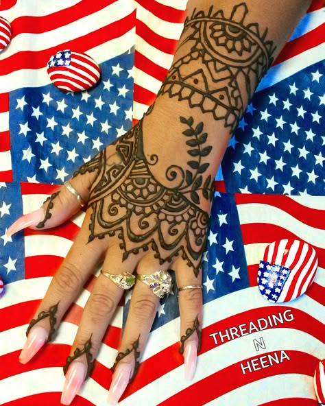 Henna Tattoo Rihanna, Jenna Hand Tattoo, Rihanna Henna Tattoo, India Love Tattoos, Rihanna Hand Tattoo, Rihanna Photoshoot, Rihanna Tattoo, Henne Tattoo, Red Henna