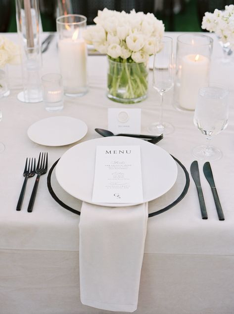 black and white dinner table Modern Wedding Charger Plates, Modern Place Setting Wedding, Black Rim Charger Plate Wedding, Plate Chargers Ideas Place Settings, Minimal Table Setting Wedding, Wedding Table Plate Set Up, Wedding Plate Set Up, Palma Wedding, White Place Setting