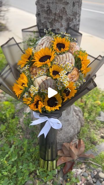 @melys_creations_ on Instagram: "Concha bouquets 😭❤️ - - - - - - - #sunflowers #sunflowers🌻 #flowers #conchas #reels #reelsinstagram #viralreels #explorepage #exploremore" Concha Bouquet, Flower Gift Ideas, March 16, Halloween Theme, Flower Gift, Gift Giving, Creative Gifts, Halloween Themes, Flowers Bouquet