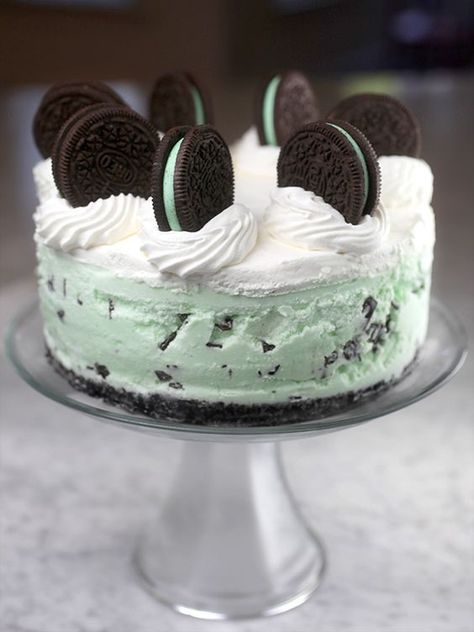 Mint Ice Cream Cake, Mint Chocolate Chip Ice Cream Cake, Oreo Ice Cream Cake, Mint Chip Ice Cream, Mint Oreo, Oreo Ice Cream, Ice Cream Cake Recipe, Mint Chocolate Chip Ice Cream, Mint Ice Cream