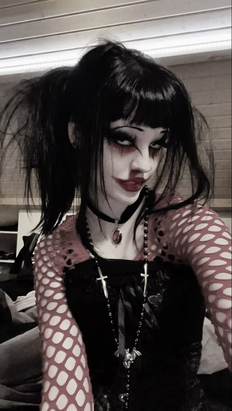 Extreme Aesthetic, Punk Fits, Alt Baddie, Goth People, Goth Makeup Looks, Halloween Makeup Inspo, Goth Hairstyles, Eyeliner Inspo, Gothic Make Up